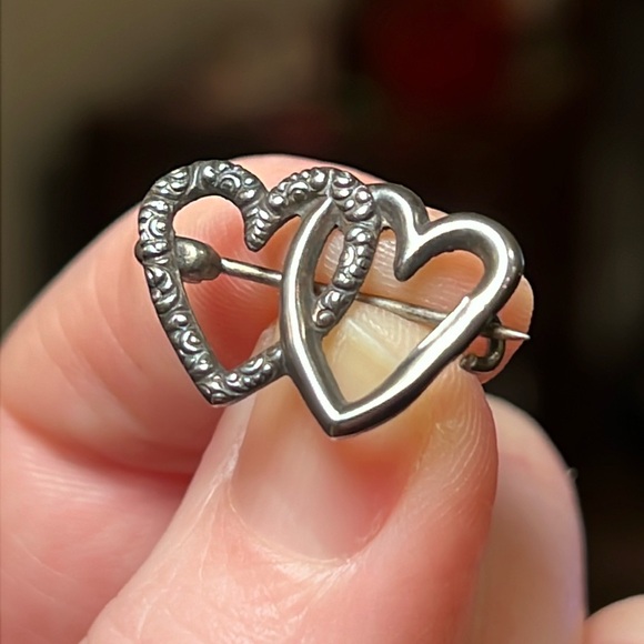 Antique sterling silver lovers sweethearts hearts overlapped small brooch pin - Picture 2 of 6